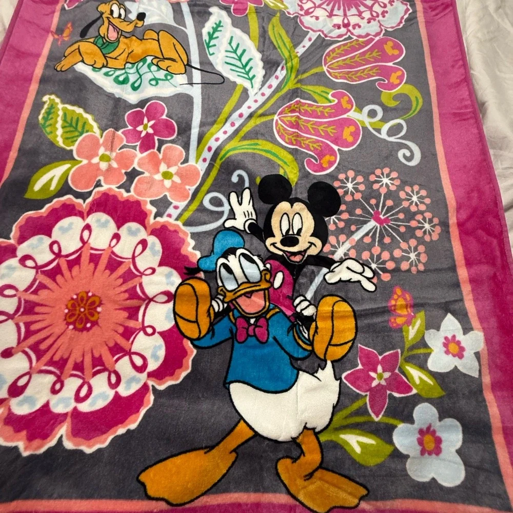 NWT Vera Bradley Mickey and Friends Beach Towel Disney Towel Retired Last ONE!